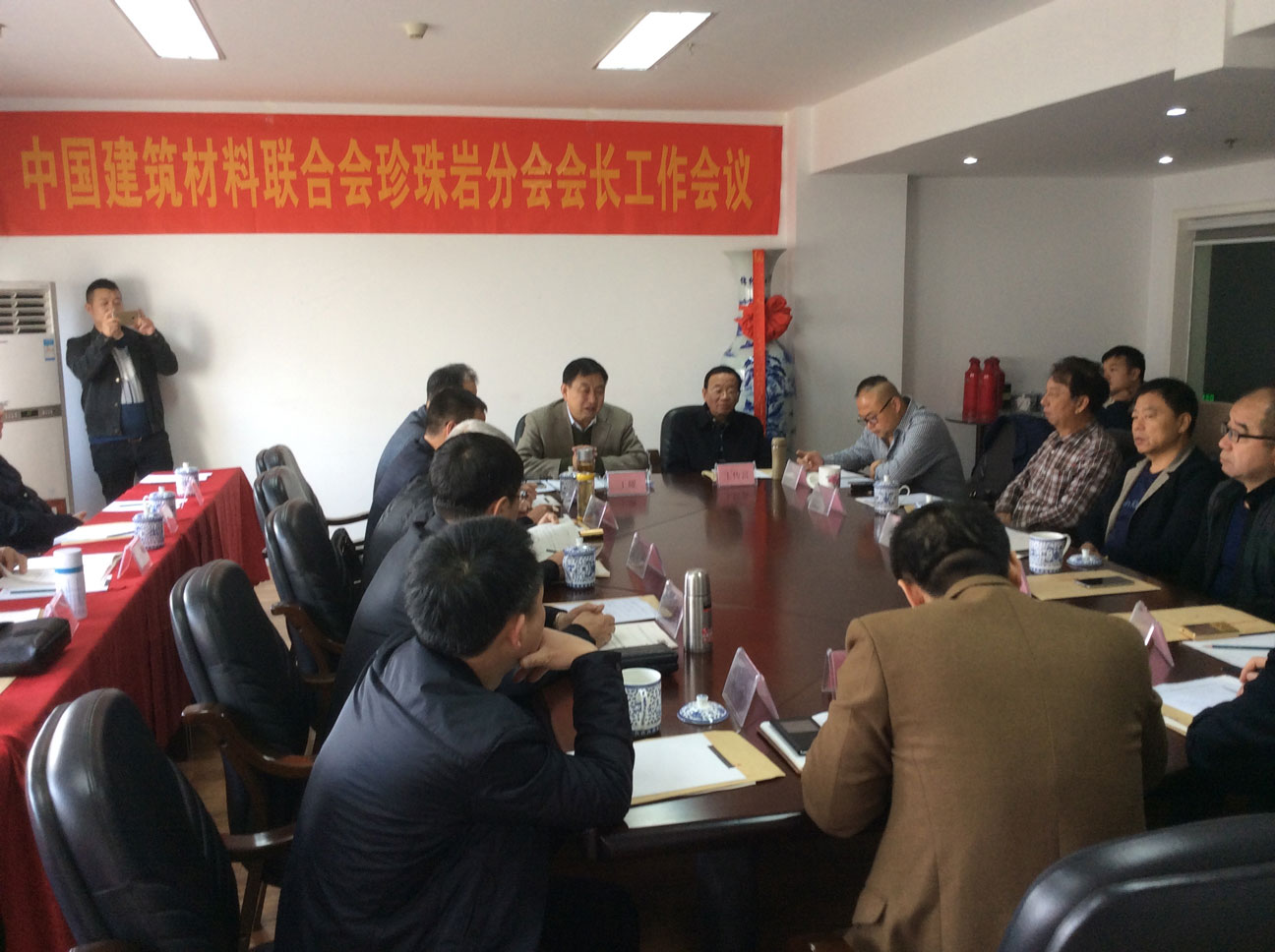 中國建筑材料聯(lián)合會(huì )珍珠巖分會(huì )理事長(cháng)工作會(huì )議