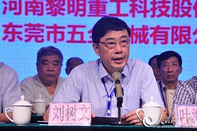 中國無(wú)機鹽工業(yè)協(xié)會(huì )碳酸鈣行業(yè)分會(huì )會(huì )長(cháng)劉樹(shù)文主持年會(huì )