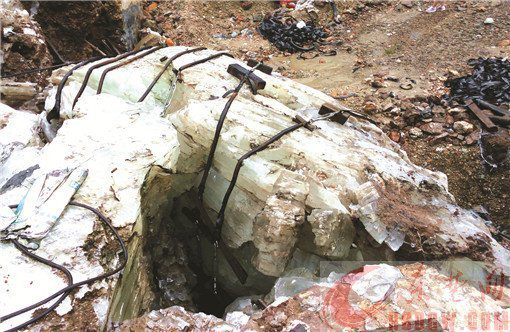 湖北現全國最大天然透明石膏 重量超過(guò)100噸