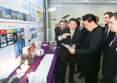 2015年10月23日，國家主席習近平參觀(guān)英國曼徹斯特大學(xué)國家石墨烯研究院。