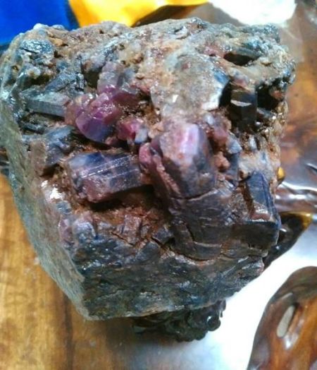 麻栗坡縣張先生收藏的3.6公斤的紅藍寶石大晶體礦標