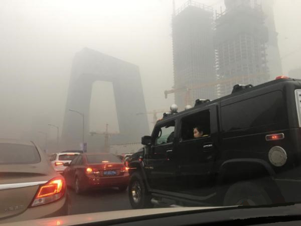 北京國貿附近被霧霾籠罩，能見(jiàn)度降低
