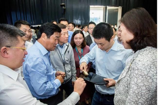 中國首個(gè)十余億元新能源車(chē)碳纖維結構件訂單簽署，引領(lǐng)汽車(chē)輕量化發(fā)展