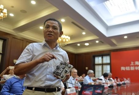 上海交大王浩偉教授正在發(fā)布會(huì )上介紹納米陶瓷鋁合金新材料