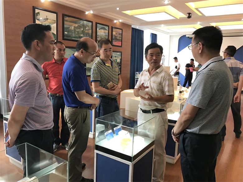 四川江油市考察團到科隆粉體公司考察碳酸鈣行業(yè)