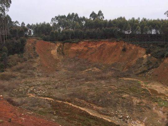 20萬(wàn)噸高嶺土遭瘋狂盜采，涉案上千萬(wàn)10人被抓！