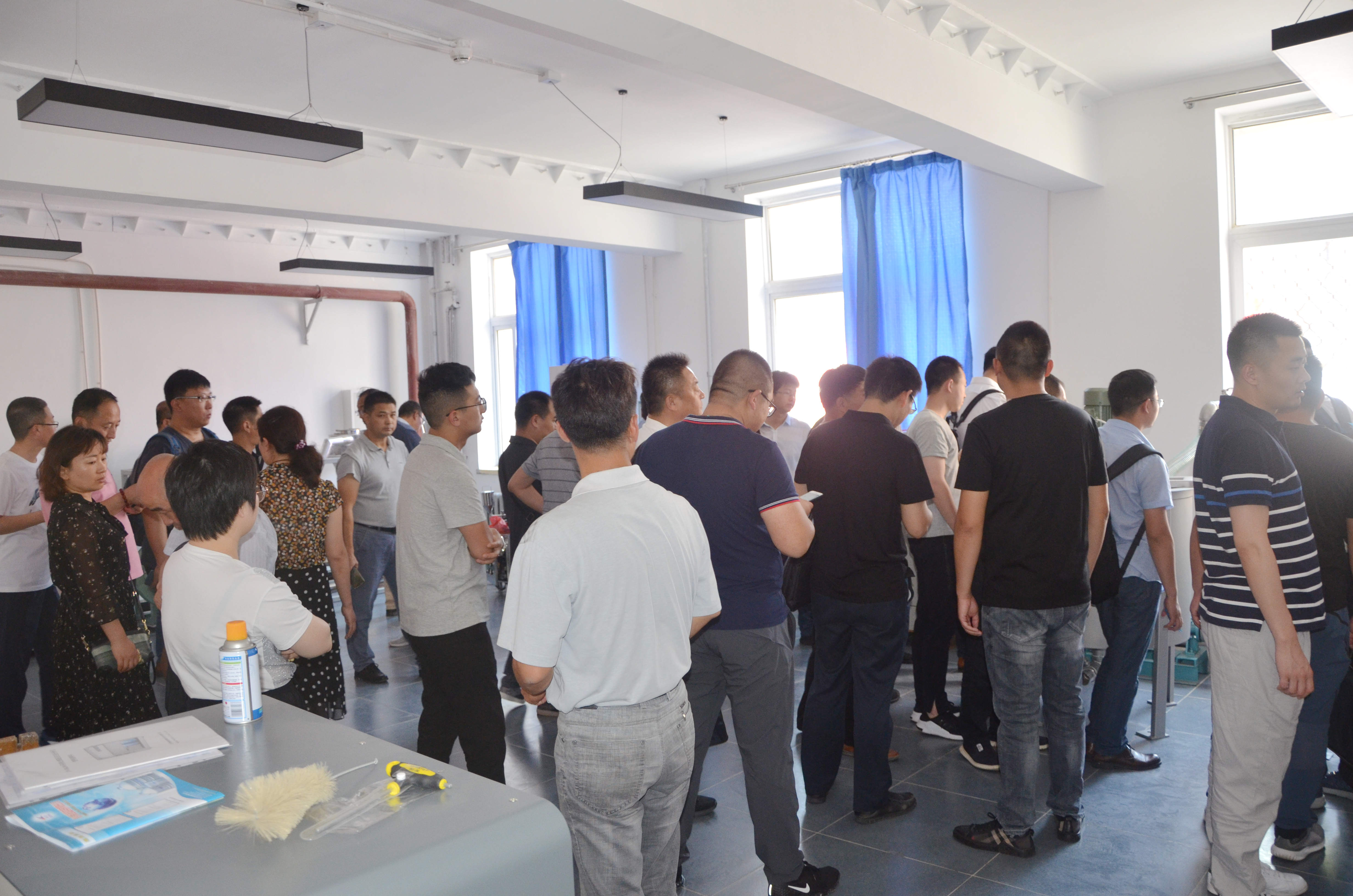 參觀(guān)“新型環(huán)境與健康礦物材料研發(fā)與應用中心”與“粉體表面改性技術(shù)研發(fā)與應用中心”