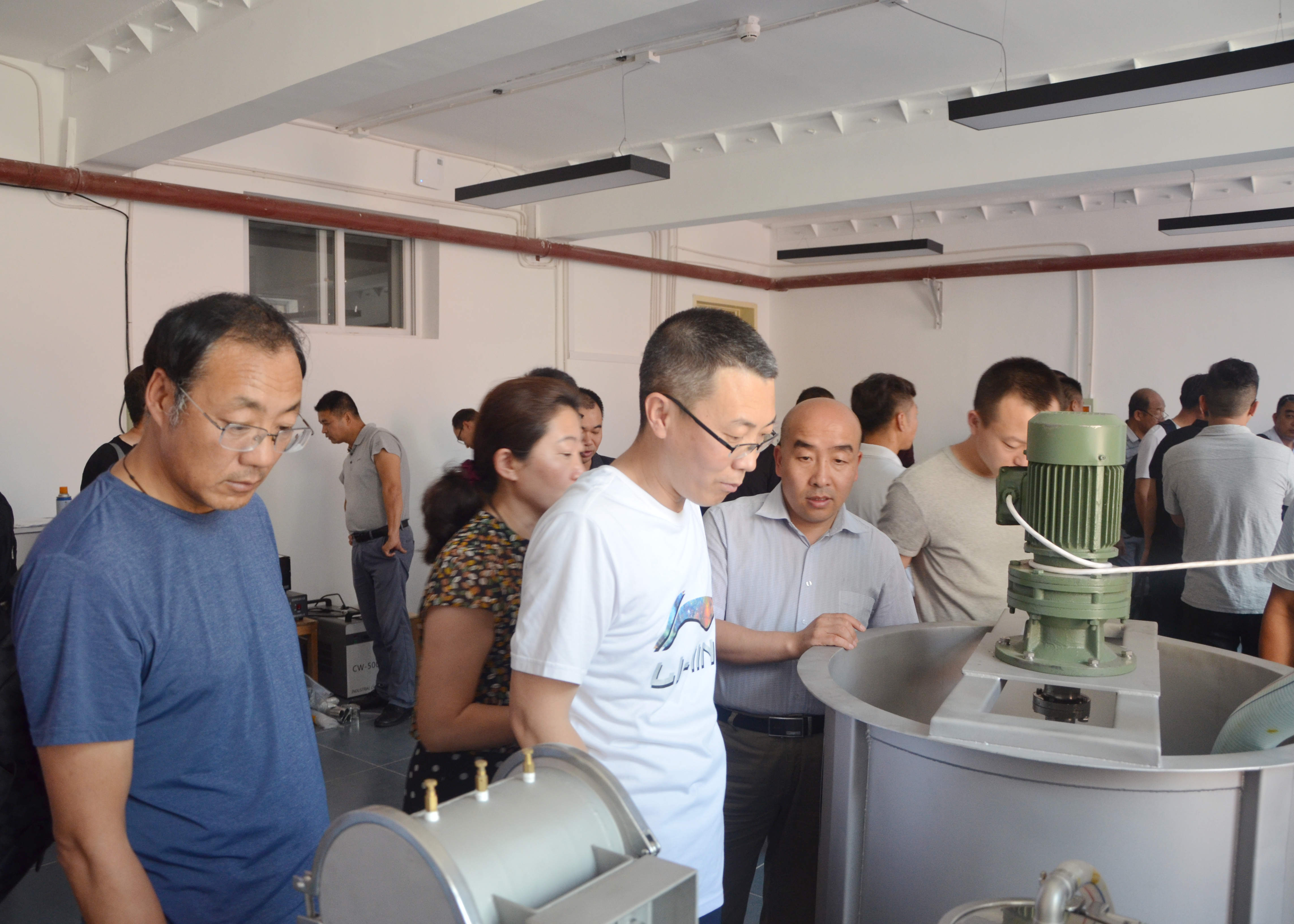 參觀(guān)“新型環(huán)境與健康礦物材料研發(fā)與應用中心”與“粉體表面改性技術(shù)研發(fā)與應用中心”