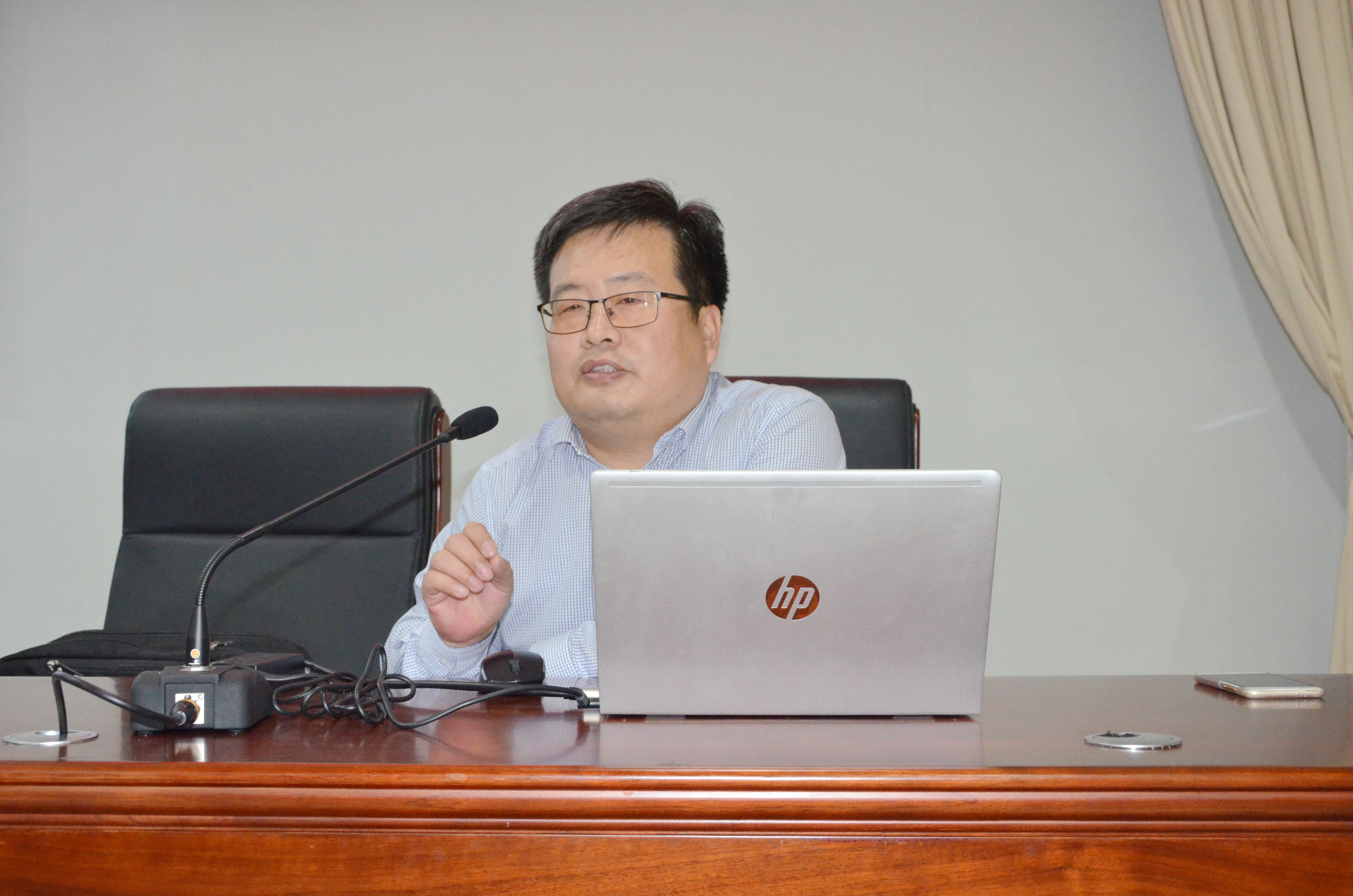 地大杜高翔應北京工業(yè)職業(yè)技術(shù)學(xué)院邀請做“居家健康與室內空氣污染治理技術(shù)與材料”交流報告