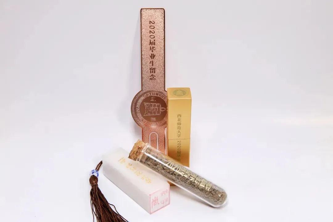 凹凸棒石基口紅及潤唇膏…西北師大畢業(yè)禮物火了