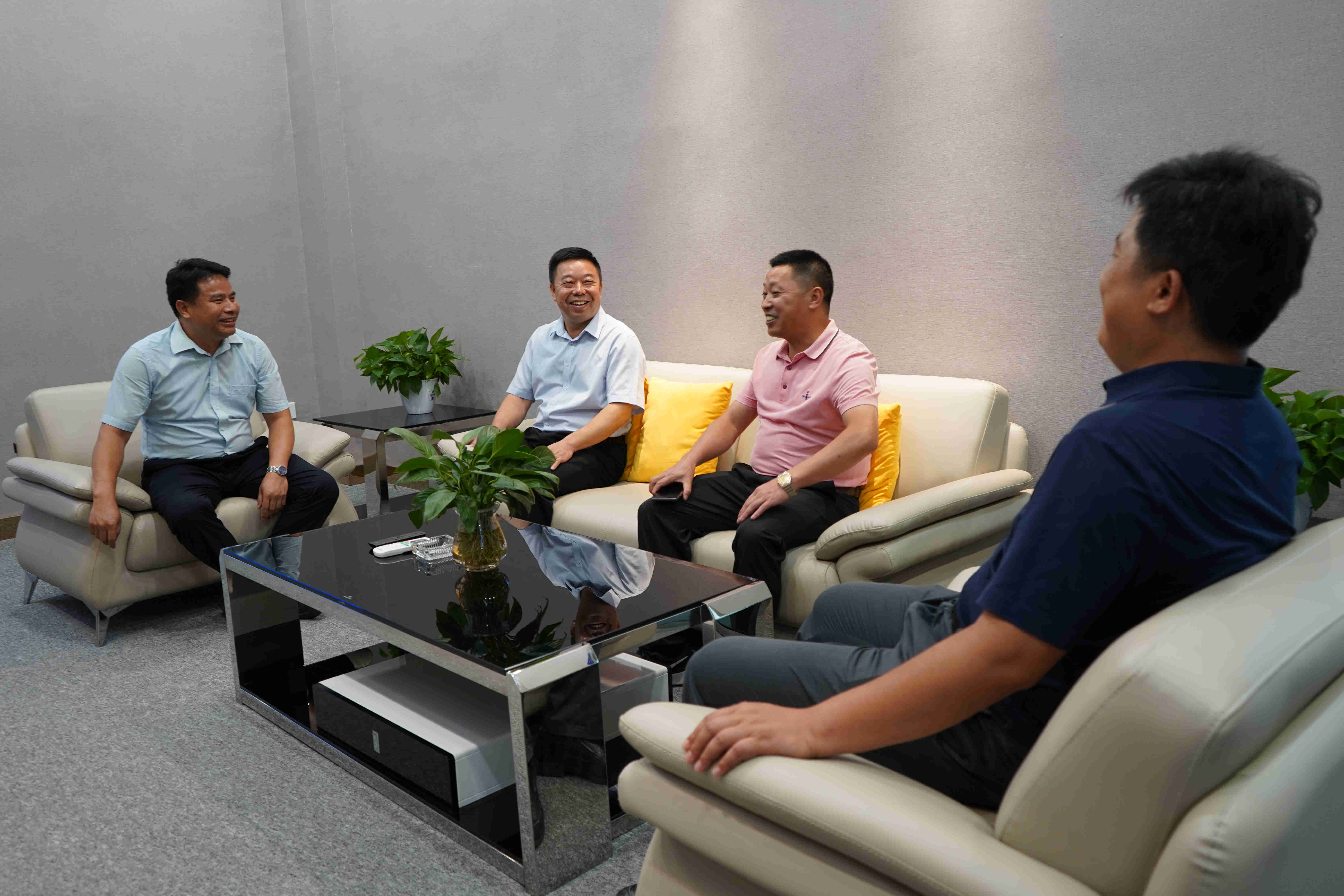 廣西賀州旺高工業(yè)區到梧州、肇慶考察調研標準廠(chǎng)房項目