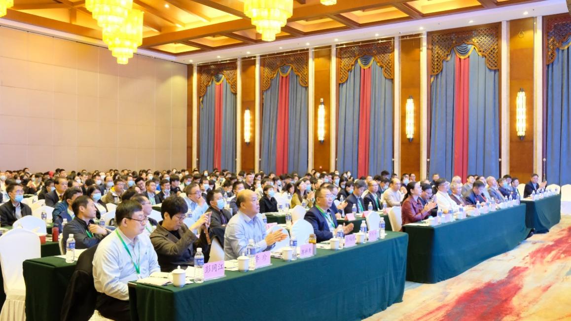 2021年10月15日至17日，由中國硅酸鹽學(xué)會(huì )礦物材料分會(huì )、中國非金屬礦工業(yè)協(xié)會(huì )礦物加工利用技術(shù)專(zhuān)業(yè)委員會(huì )聯(lián)合主辦，中國地質(zhì)大學(xué)（武漢）納米礦物材料及應用教育部工程研究中心、中國地質(zhì)大學(xué)（武漢）材料與化學(xué)學(xué)院、中南大學(xué)礦物材料及其應用湖南省重點(diǎn)實(shí)驗室共同承辦的第三屆全國礦物材料學(xué)術(shù)與技術(shù)交流會(huì )暨第二十一屆全國非金屬礦加工利用技術(shù)交流會(huì )在湖北省武漢市潮漫凱瑞國際酒店召開(kāi)。來(lái)自各大專(zhuān)院校、科研院所以及相關(guān)企業(yè)的400余位專(zhuān)家學(xué)者、企業(yè)家和代表出席了大會(huì )。