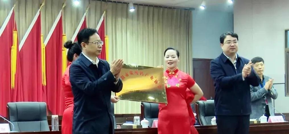熱烈祝賀南陽(yáng)碳酸鈣產(chǎn)業(yè)協(xié)會(huì )成立大會(huì )圓滿(mǎn)成功召開(kāi)！ 　　